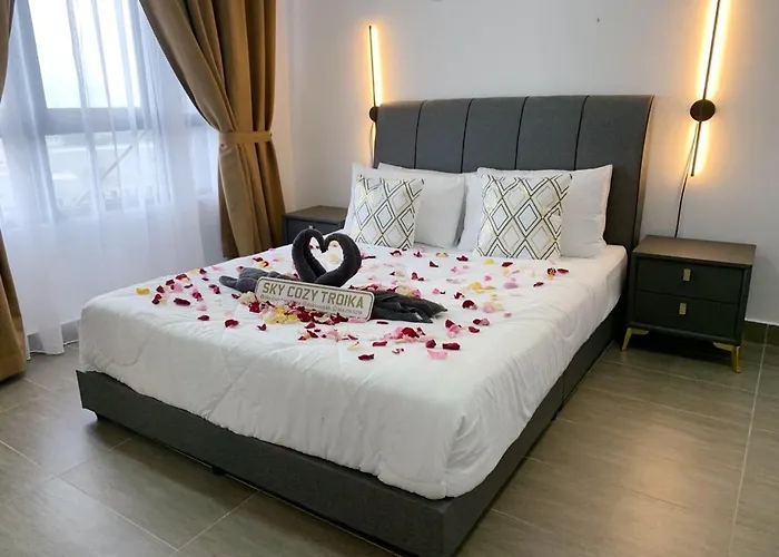 Sky Cozy Troika Residence, 1 Bedroom 4-6 Pax, 2 Bedrooms 6-8 Pax, Pool Vew, Sky & City View, Free Parking, Pool, Unlimited Wifi & Netflix