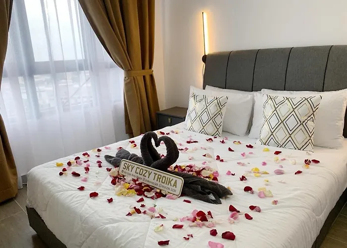 Sky Cozy Troika Residence, 1 Bedroom 4-6 Pax, 2 Bedrooms 6-8 Pax, Pool Vew, Sky & City View, Free Parking, Pool, Unlimited Wifi & Netflix