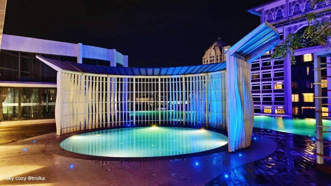 Sky Cozy Troika Residence: Pool & View *