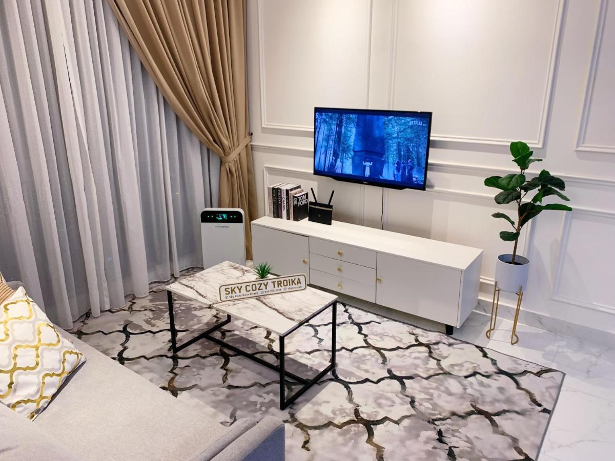 Sky Cozy Troika Residence: Pool & View Apartment