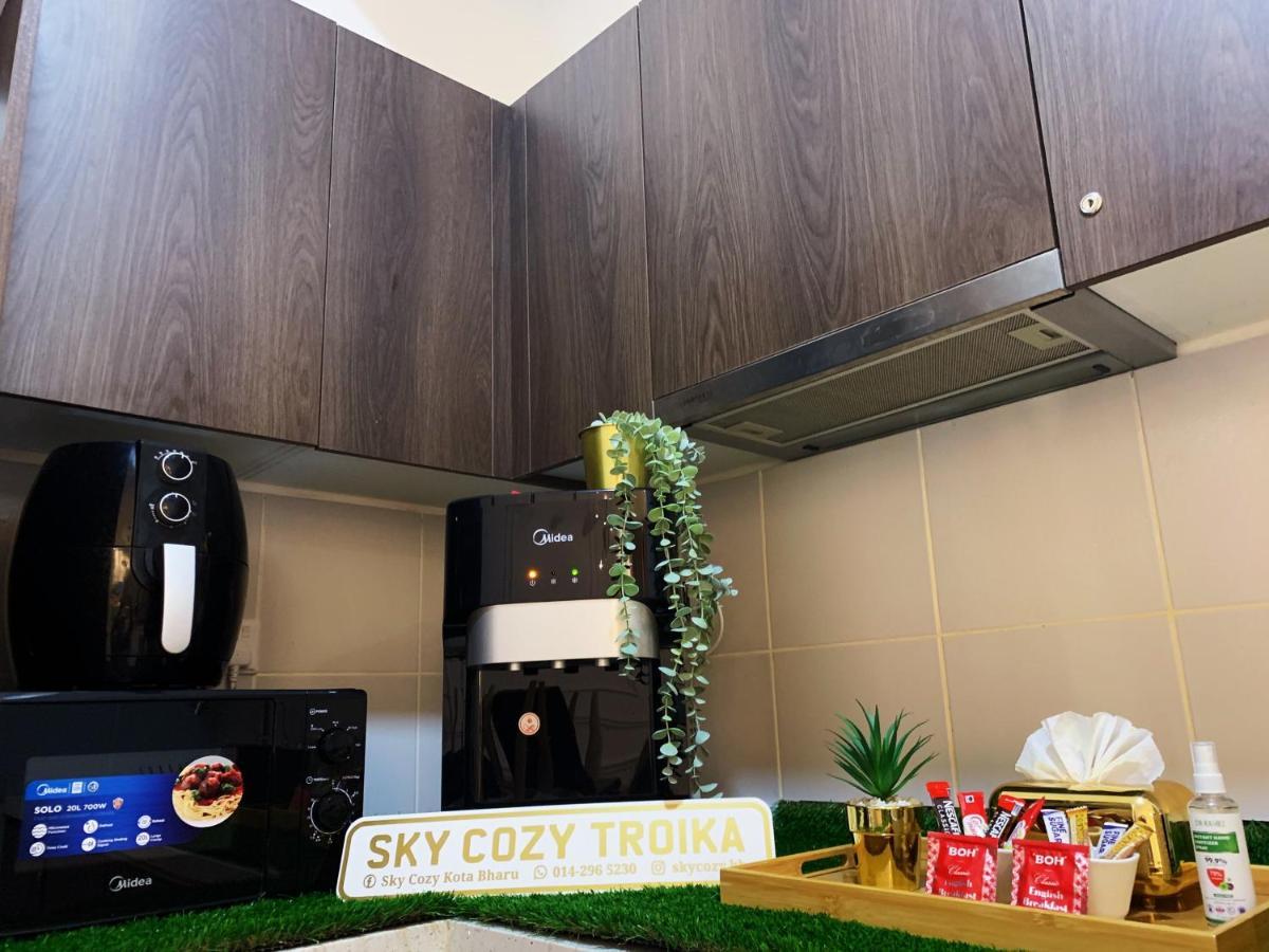 Sky Cozy Troika Residence: Pool & View
