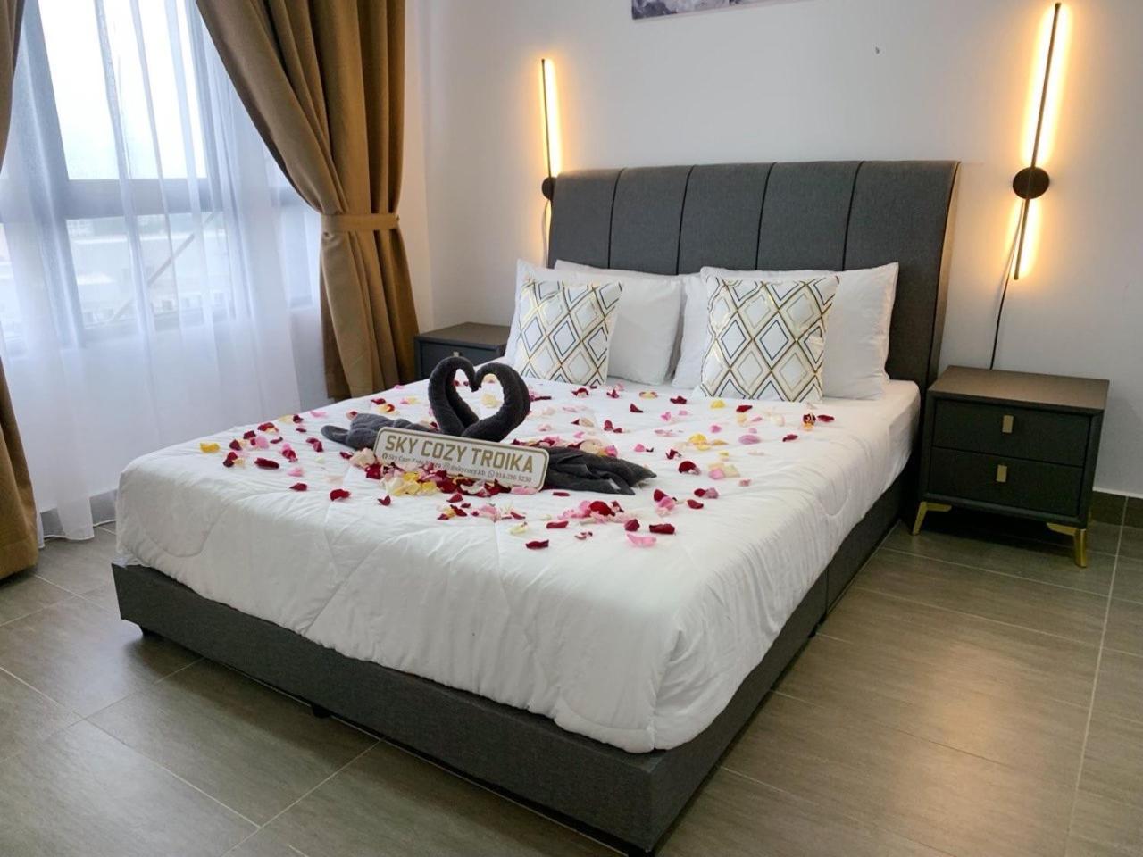 Sky Cozy Troika Residence: Pool & View
