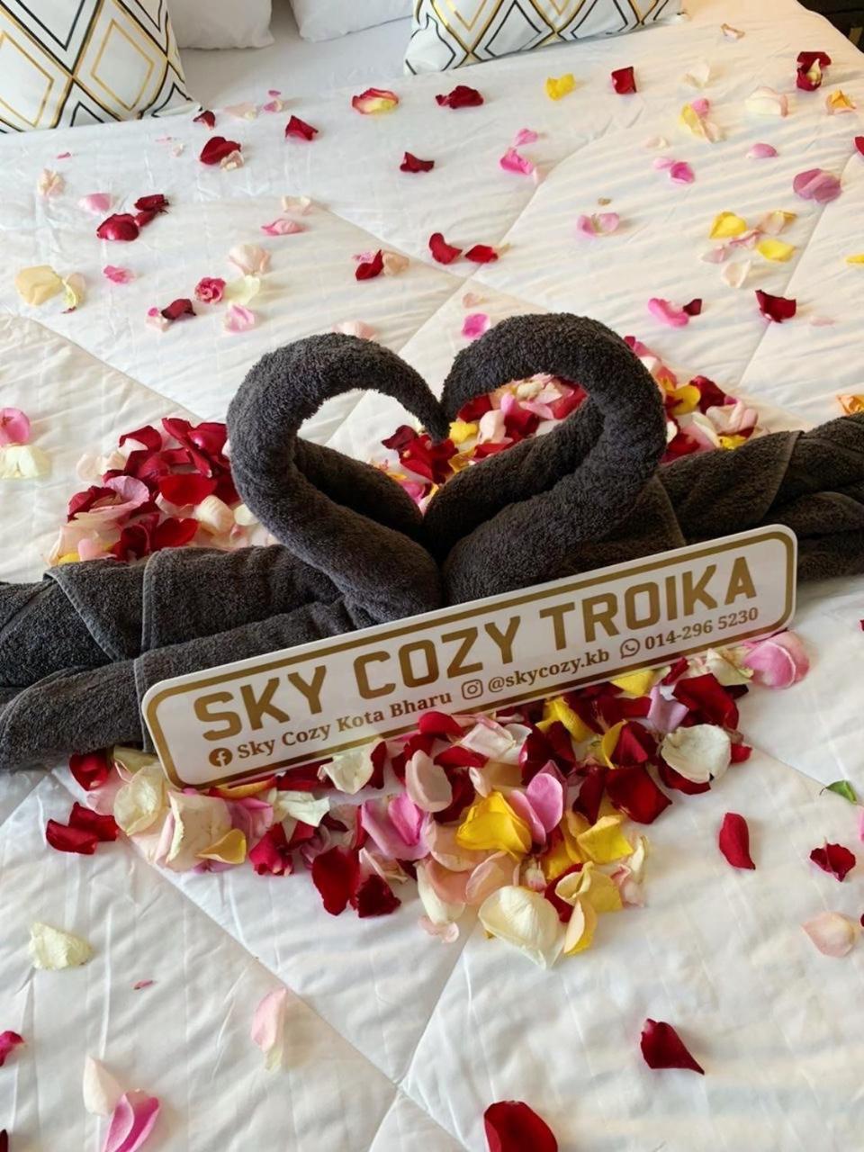 Sky Cozy Troika Residence: Pool & View Apartment