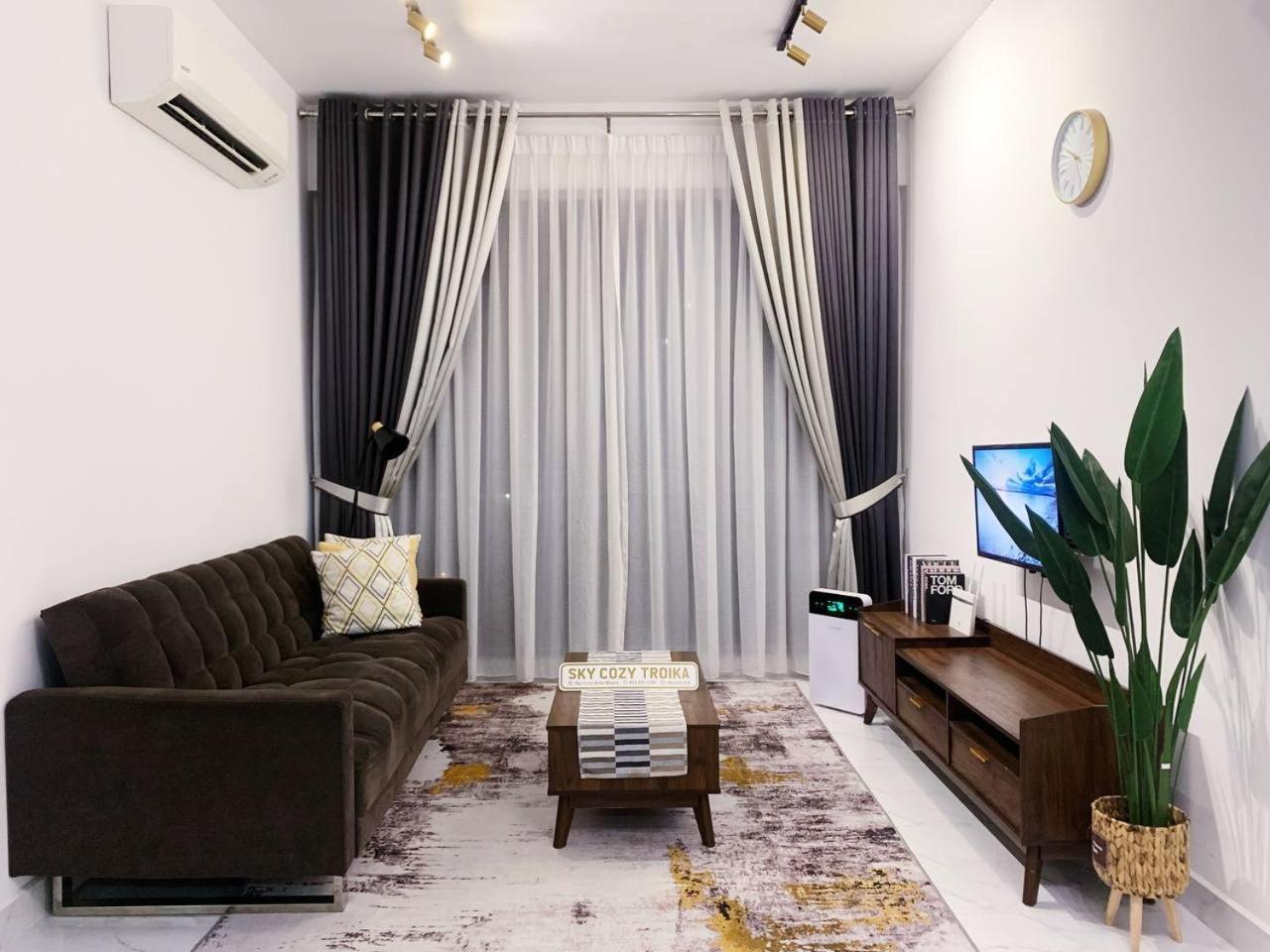 Sky Cozy Troika Residence: Pool & View Apartment