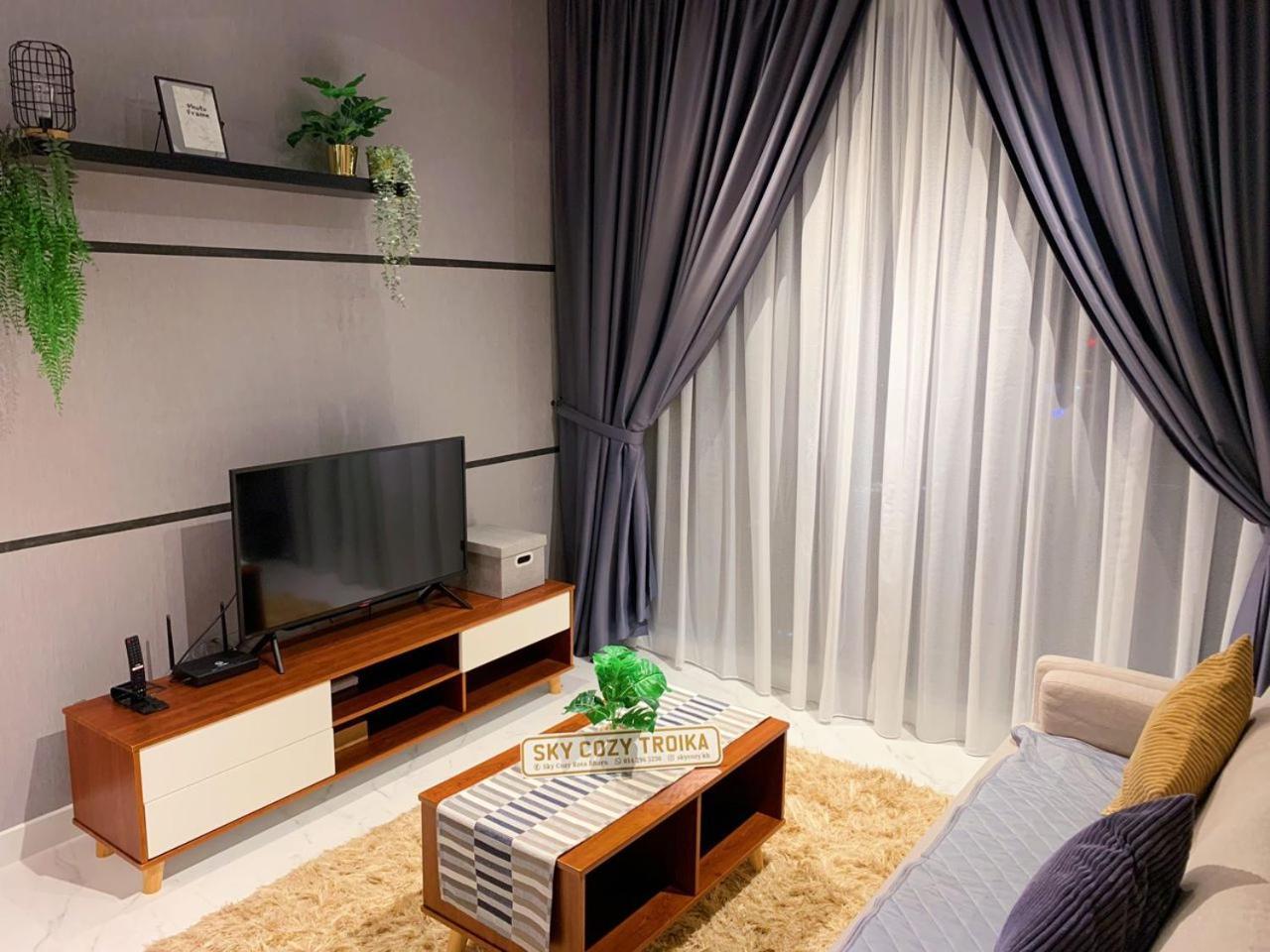 Sky Cozy Troika Residence: Pool & View Apartment