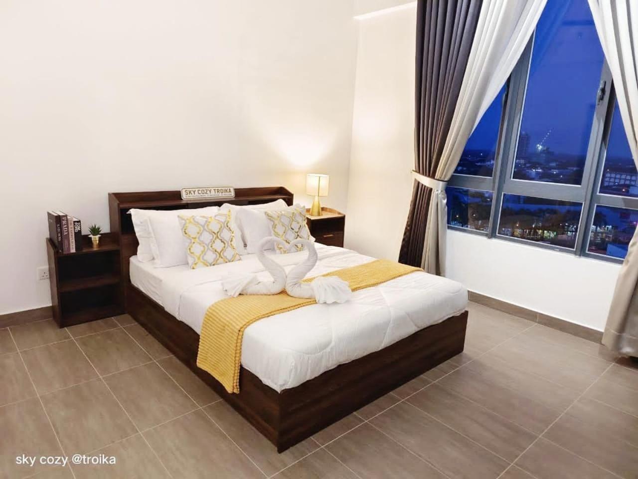 Apartment Sky Cozy Troika Residence: Pool & View
