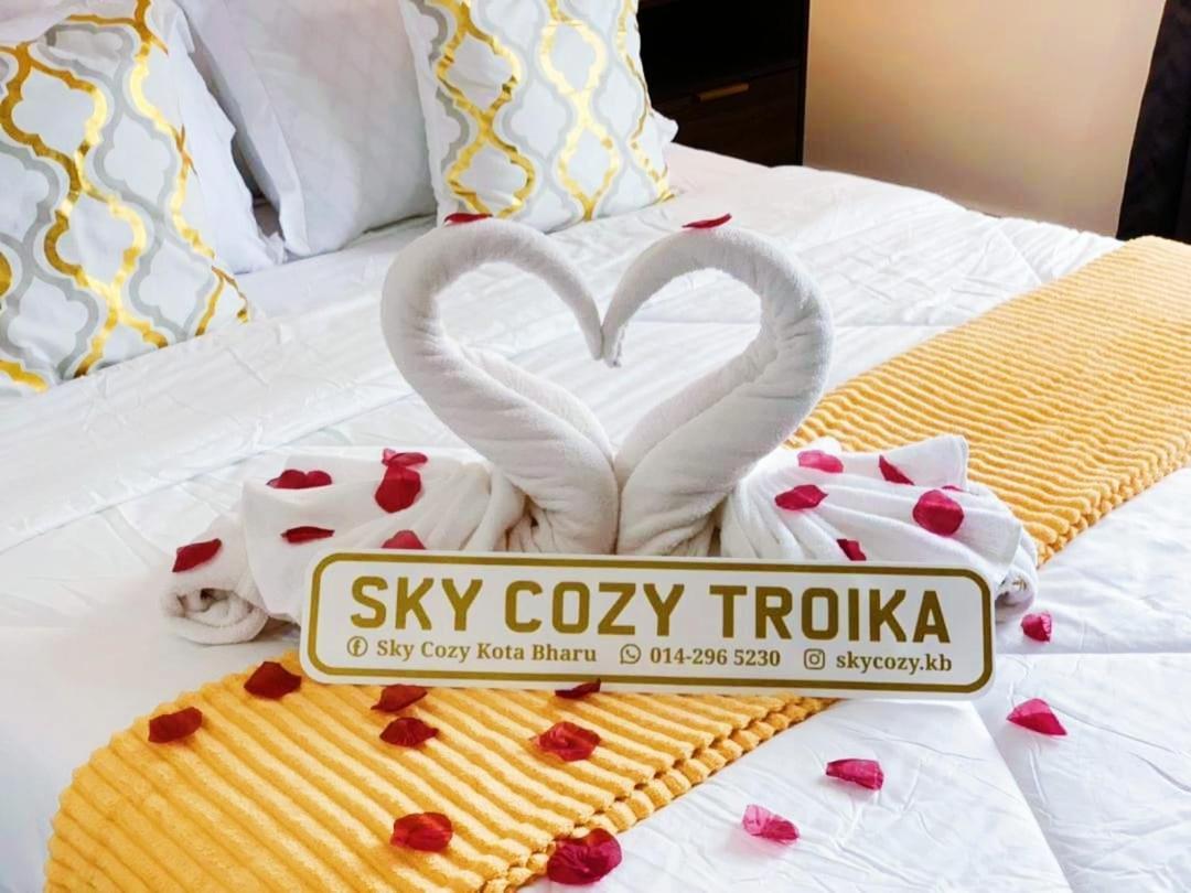 Sky Cozy Troika Residence: Pool & View *