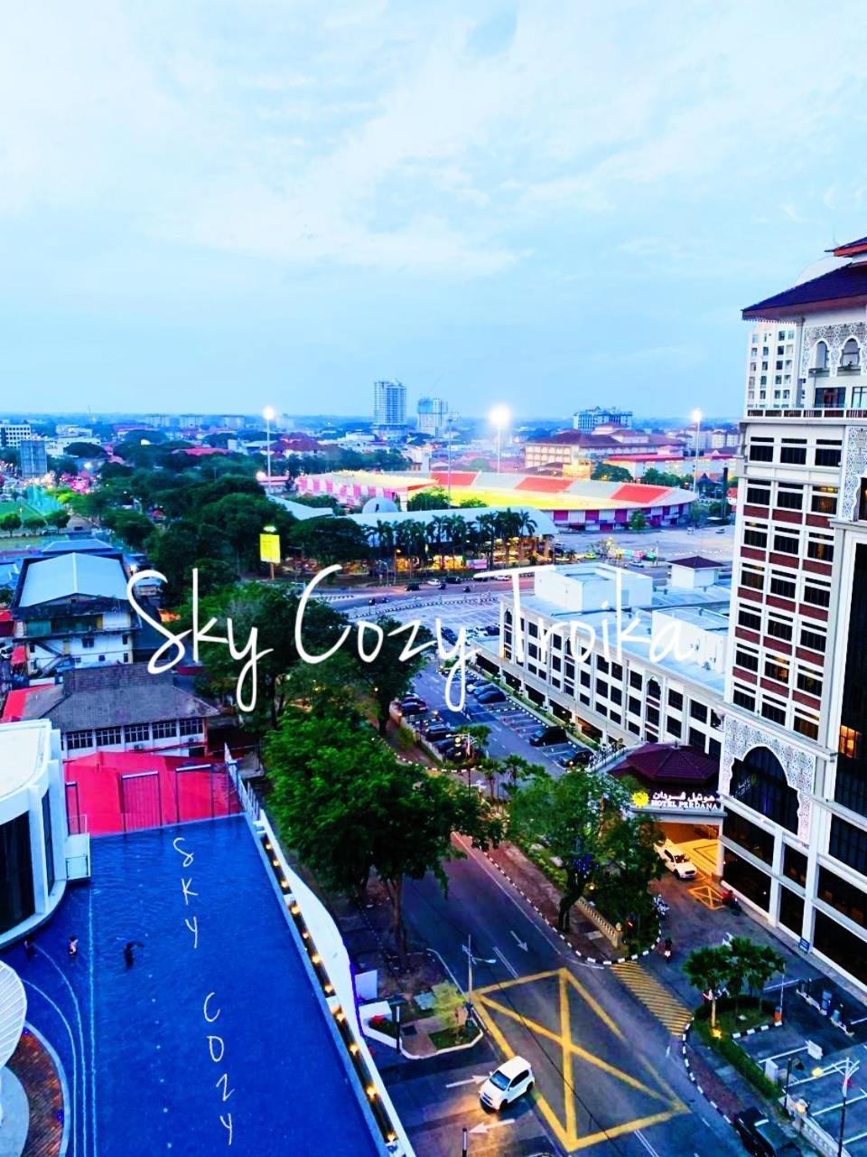 Sky Cozy Troika Residence: Pool & View Apartment