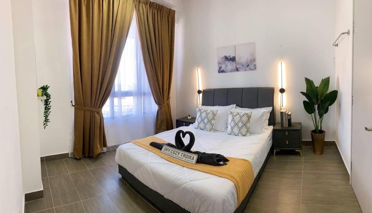 Sky Cozy Troika Residence: Pool & View Apartment *
